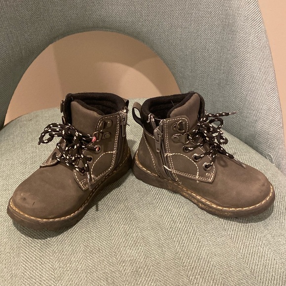 Boy 8 cute winter boots - Picture 1 of 3